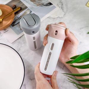 ท่องเที่ยวย่อยขวดชุดที่สี่ในหนึ่งโรงงานโดยตรงสั่นสะเทือนวรรคเดียวกันโลชั่นเครื่องสำอางหมุนขวดย่อยแบบพกพา