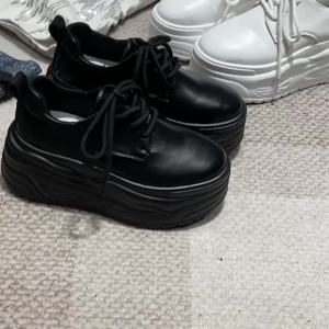 รองเท้าบู๊ตขายาวดีไซน์ไม่ซ้ำใคร รองเท้าบู๊ตสูงสไตล์สาวฮอต สำหรับผู้หญิง ฤดูใบไม้ร่วงและฤดูหนาว พื้นหนา เพิ่มความสูง รองเท้าบู๊ตยาวเพรียว
