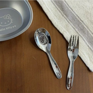 Bộ Chén Muỗng Nĩa Inox Hello Kitty Cho Bé | BỘ 3 MÓN Chén 2 Tai Cầm – Bộ Dụng Cụ Ăn Dặm