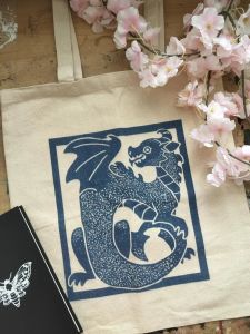 Túi vải cotton với họa tiết rồng thời Trung Cổ: thiết kế mang phong cách châu Âu.