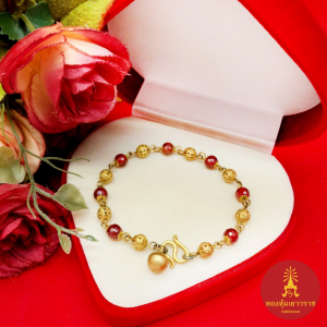 สร้อยข้อมือพลอยมณีใต้น้ำแท้ 6 มิล งานดิบ ไม่ชุบ คั่นตะกร้อห้อยกระพรวน ยาว 7.5 นิ้ว ทองเหลืองโบราณ หินนำโชค เสริมบารมี