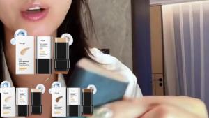 Hoygi แท่งรองพื้นที่ให้ความชุ่มชื้นและบำรุงผิว น้ำหนักเบา ให้ความชุ่มชื้น ปรับผิวให้กระจ่างใส พกพาสะดวก เนื้อแมตต์ใส เหมาะสำหรับทั้งผิวมันและผิวแห้ง