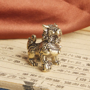 Tượng Nhỏ Bằng Đồng Kiểu Dáng Sư Tử Đá Đạp Bóng (Kích Thước: 3.2cm)