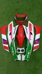 ชุดสีแดชตัวเก่าสีแดงสดตัดขาว ( 11ชิ้น )