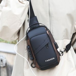 IU MISS ป้องกันการโจรกรรม กระเป๋าหน้าอกผู้ชาย สายรัดปรับได้ พอร์ตชาร์จ USB กระเป๋าสะพายข้าง ความผ่อนคลาย ความจุขนาดใหญ่ กระเป๋าสะพายข้างแบบมีรหัสผ่าน กลางแจ้ง