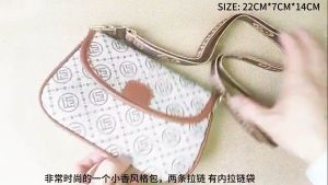 Vintage Printed Sling Bag for Women Multi Compartment Wide Strap Casual Messenger Bag Daily Use