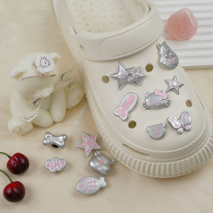 Bộ 12 Sticker Charm 3D chủ đề Gấu xám hồng nhựa cứng gắn Dép Sục Cá Sấu MayTo JB-379