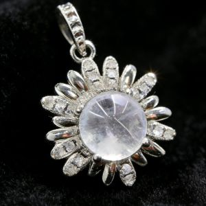 A small and exquisite crystal necklace an elegant collarbone necklace