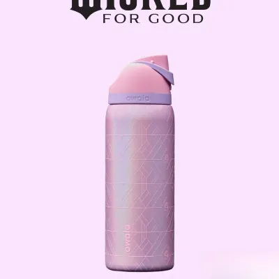 Bình giữ nhiệt Owala FreeSip × Magic Legend phiên bản giới hạn Elphaba & Glinda Cool Owala Cup 32oz có ống hút bình nước bằng thép không gỉ cách nhiệt dùng cho thể thao và du lịch không chứa BPA.