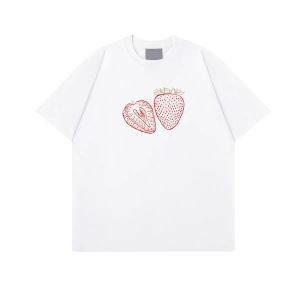 Kaos Wanita Lengan Pendek 2025 - Sablon Stroberi Gaya Korea Chic  Bahan Katun Tebal Berkualitas Tinggi [Oversize Nyaman + Ukuran Petite] Desain Eksklusif Bahan Adem Untuk Hangout Santai & Kerja Kantor  Gaya Jalanan Amerika Ukuran Besar  Gratis Ongkir