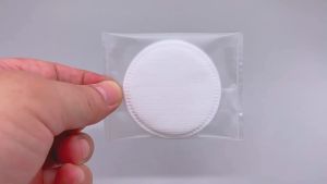 Tiga pad kapas mini mudah alih dalam satu pakej dibungkus secara berasingan untuk perjalanan hipoalergenik dan ultra lembut solek lembut 3 lapisan