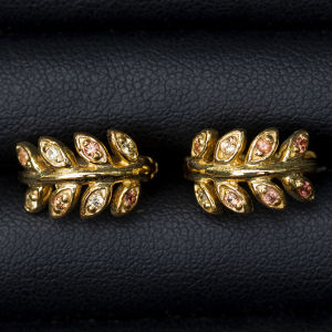 ต่างหูพลอยบูรณะชัยเสื้อมัน (Yellow Sapphire) รูปใบเดินปัก ความเรียบเนียน 92.5% ชุบทอง ขุดค้นพบที่บ่อบางกะจะ (Yellow Sapphire) จังหวังจันทบูรี