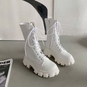 ดีไซน์ทันสมัย รองเท้าบูทมาร์ตินกลางกระบอก รองเท้าบูทสั้นผู้หญิงผูกเชือก 5.5 ซม รองเท้าพื้นหนาลำลอง จัดส่งภายใน 24 ชั่วโมง