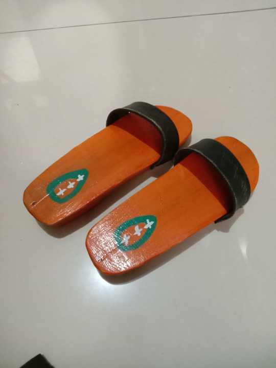 Sandal bakiak / sandal kayu / Sandal jaman dulu