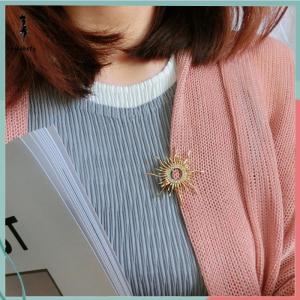ส่วนลด 10 บาท สำหรับการซื้อ 1 ชิ้น เข็มกลัดรูปดวงอาทิตย์เข็มกลัดคริสตัลพลอยเทียมสำหรับผู้หญิงเข็มกลัดเสื้อโค้ทเครื่องประดับสำหรับงานแต่งงาน