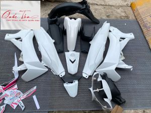 Bộ vỏ nhựa sirius xăng cơ màu trắng Dán sẵn tem bảo hành nước sơn không ố vàng.