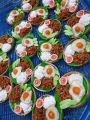 อาหารจิ๋ว งานปั้นดิน ข้าวกระเพา ข้าวกระเพราไข่ดาว. 