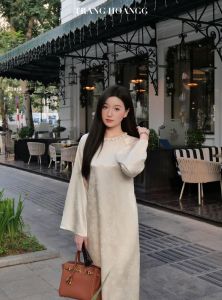 Áo dài cách tân dáng suông vải gấm Tâm Giao cổ tròn đính đá trẻ trung sang trọng