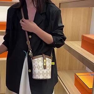Versatile crossbody womens bag new fashionable printed womens commuting bag bucket bag