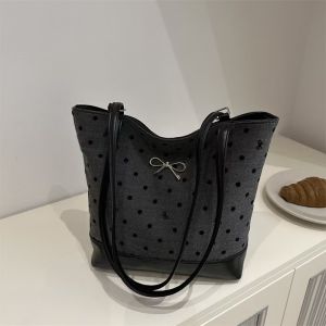 อินเทรนด์ กระเป๋าผ้าแคนวาสเกาหลี ผู้หญิง กระเป๋าสะพายไหล่เดี่ยวความจุขนาดใหญ่ ลำลอง ทรงถัง นุ่ม ลายหัวใจผ้า