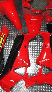 เฟรม125sโฉมIสีแดงท้ายดํามี13ชิ้นเปลือกงานABSแท้เกรดAจากโรงงานประกอบสนิททุกชิ้นพร้อมติดสติ๊กเกอร์ให้สีสวยถ่ายจากชิ้นงานจริง