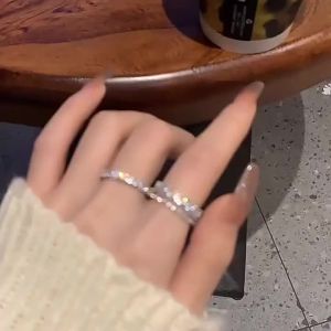 Một chiếc nhẫn hai lớp được trang trí bằng đá zircon lấp lánh mang phong cách thiết kế tinh tế và sang trọng là một xu hướng thời trang hiện đại dành cho phái nữ đồng thời có thiết kế độc đáo.