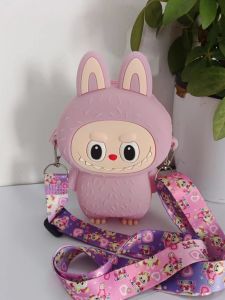 《506》 กระเป๋าใส่เหรียญซิลิโคน Labubu ขายตรงจากโรงงาน กระเป๋าสะพายข้างการ์ตูนสำหรับเด็ก กระเป๋าเดินทางสำหรับนักเรียน กระเป๋าเก็บของที่เข้าชุด