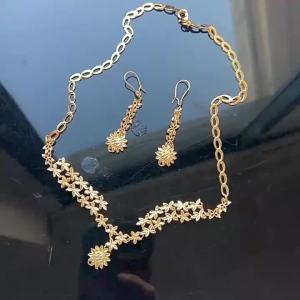 Ngôi Sao Nhỏ 24K Bộ trang sức cưới cô dâu châu Âu và Mỹ bao gồm vòng cổ hoa vàng mặt dây chuyền và bông tai Dubai