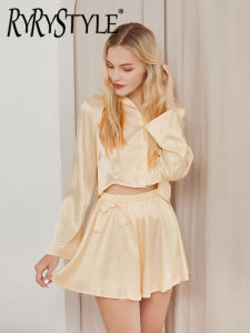 Hiloc ชุดชุดนอนผ้าซาตินแขนบานออกชุดครอปท็อปชุดนอนกับกางเกงขาสั้นชุดใส่อยู่บ้านสีเหลืองมีระบายชุดทรงหลวม