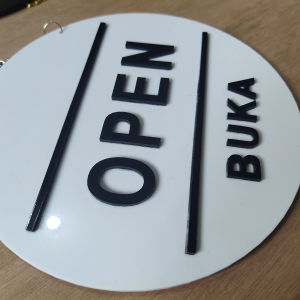 Papan Gantung Bolak Balik Buka Tutup Toko Open Close Sign Bentuk Bulat Huruf Timbul Akrilik