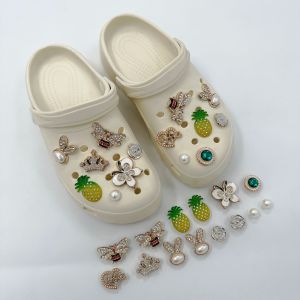 แต่งด้วยหัวเข็มขัดรองเท้า Crocs Jibbitz รูปผีเสื้อติดเพชร3D ที่ถอดออกได้สำหรับ Crocs สไตล์หรูหรา