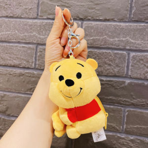 2025 ใหม่น่ารักหมีพูห์กระเป๋าสตางค์ตุ๊กตารถตกแต่งกระเป๋าพวงกุญแจจี้เครื่องกรงเล็บตุ๊กตาตุ๊กตาขายส่ง