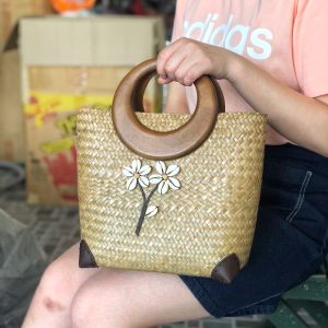 กระเป๋าสานกระจูด ทรงญาญ่า มี 2 สี สินค้าทำมือ ขนาดกว้าง10นิ้ว สูง10นิ้ว กระเป๋าถือ  ใส่ของได้เยอะ มีซิปและซับใน Sweetyou