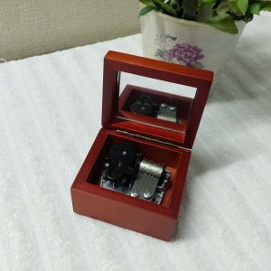 กล่องดนตรีไขลาน Sankyo ในกล่องทรงลูกเต๋า ขนาด 6 ซม.