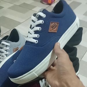 sepatu sneakers pria wanita vens gaya kerja cowok hitam
