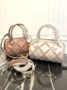 Tas Mini Bowling & Tas Tangan: Mengenal Desain Unik dan Fungsional