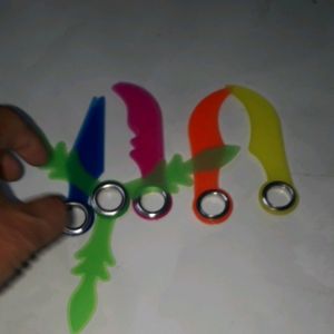 Một Chiếc chong chóng 3 cánh quay bằng ngón tay bằng nhựa rất đẹp( chỉ phân loại màu)