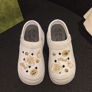 Zishop . จัดส่งไว รองเท้าแฟชั่นแบบสวม ทรงหัวโต พร้อมจิ๊บบิทติดรองเท้า เสริมส้นหนาม๊าก กันลื่นแน่น มีถึง 5 สีให้สาวๆเลือกซื้อ ไม่ตำพลาดมาก