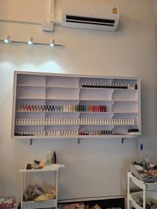 ตู้โชว์สินค้าหรือชั้นวางสีทาเล็บ โมเดิร์นไฟซ่อน