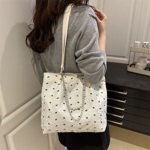 SEA YADOU  กระเป๋าสะพายสำหรับผู้หญิงสไตล์ชิค ฤดูร้อน 2025 ใหม่ล่าสุด ขนาดใหญ่ มีตุ๊กตาหมีน่ารักและโซ่ไข่มุกประดับ