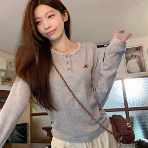 เสื้อคอกลมลูกไม้แสนหวาน เสื้อทรงสลิมฟิตตัวใหม่ เสื้อผ้าสตรีฤดูใบไม้ผลิและฤดูใบไม้ร่วง เสื้อยืดแขนยาว เสื้อปักลาย