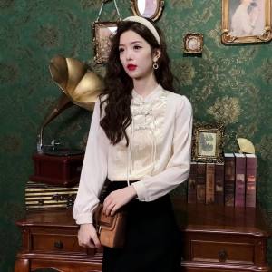 Ammin 2024 Mùa xuân mùa thu phong cách Trung Quốc r Nút lên phiên bản sửa đổi của áo sườn xám phụ nữ đơn giản cổ đứng tay áo dài chiffon đồng màu áo blouse thanh lịch