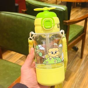 580ml ขวดน้ำเด็กไปโรงเรียน ลายการ์ตูน พร้อมสายสะพาย ถ้วยน้ำรถบรรทุกลมขนาดเล็กที่สร้างสรรค์น่ารักพร้อมหลอด