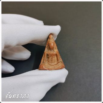 รูปจากผู้ขายบน Lazada: พระนางพญา พิมพ์เข่าโค้ง พระกรุเก่า พุทธคุณของพระนางพญา เด่นด้านเมตตา เปี่ยมพร้อมด้านแคล้วคลาดและมหาอุด ตั้งราคา ฿120
