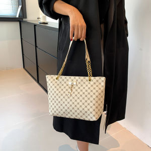 TKGirl สินค้าเข้าใหม่พร้อมส่ง กระเป๋าแฟชั่นลำลองสไตล์เกาหลี  งานสวยฮอตฮิตมากรุ่นนี้ ใบใหญ่ใส่ของได้เยอะ ดีเทลตัวสายแต่งโซ่เพิ่มกิมมิคความแกรมให้กระเป๋า ใครสนใจจิ้มตะกร้าได้เลย