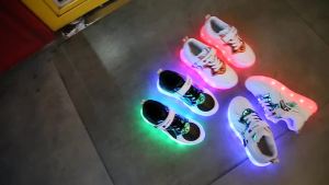 2025 รองเท้าเรืองแสงสีสันสดใสแบบชาร์จไฟรองเท้าเรืองแสงพร้อมไฟรองเท้าเด็กกีฬากระพริบสำหรับนักเรียนชายและหญิงรองเท้าลำลอง