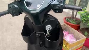 [HỘP ĐỰNG ĐỒ ĐÔI] cho dòng xe máy điện Feliz kiểu EZVO kèm sẵn bộ ốc và móc treo.