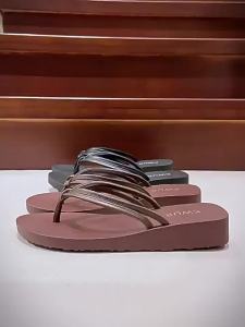 [Free Shipping] Korean-style summer wedge-heeled thick-soled 3CM height-increasing flip-flops for women waterproof platform beach sandals for outdoor use make legs look longer and more relaxed