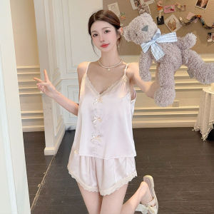 ชุดชุดนอนผ้าไหมน้ำแข็งใหม่สำหรับผู้หญิงกางเกงขาสั้นสายเดี่ยวคอวีน่ารักหวานเซ็กซี่พร้อมเสื้อผ้าสวมใส่บ้านระบายอากาศบุหน้าอก