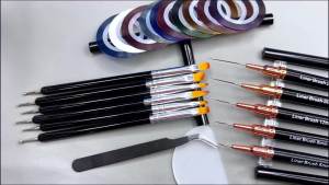 Bộ dụng cụ vẽ đường kẻ móng tay Artdone bao gồm băng dính kẻ và bút vẽ cọ vẽ. Dụng cụ chấm điểm dùng cho sơn gel vẽ chi tiết nhỏ thiết kế và trang trí.